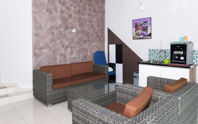 Super OYO 89930 Golden Guest House