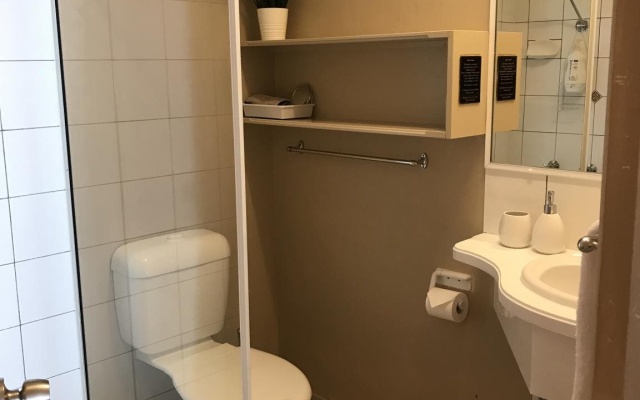 Tallow Beach Motel - Adults Only – Bathroom – Suffolk Park