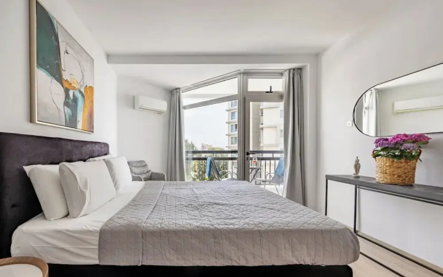 Marathon Beach Apartment With Shared Pool