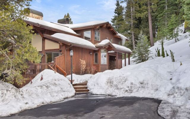Wulf's Lodge at Olympic Valley Unwind in Hot Tub!