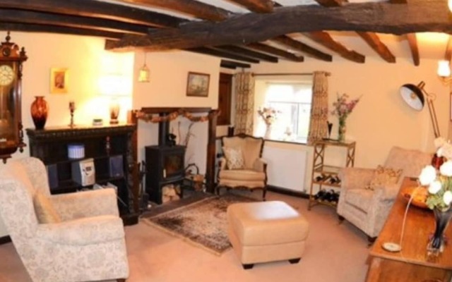 Cosy & Spacious Cottage in Scenic Village With Pub