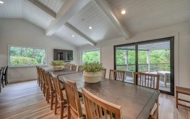 Luxury Riverfront Villa With Firepit & Gameroom!