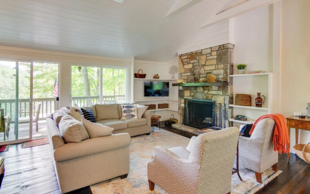 High-end Sapphire Retreat on Fairfield Lake!