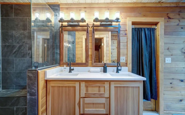 Bear Track Falls Peaceful, Quiet Mtn. Retreat!