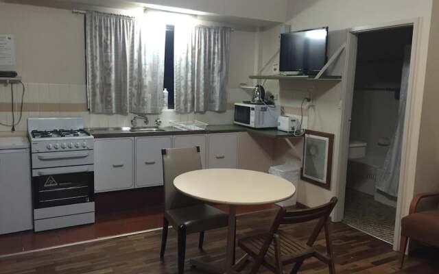 Snow Gate Motel and Apartments