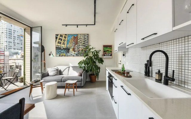Artistic 2BD Apt w Balcony on Montefiore