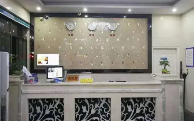BANANA HOTEL (Shenzhen Airport Hourui Metro Station Branch)