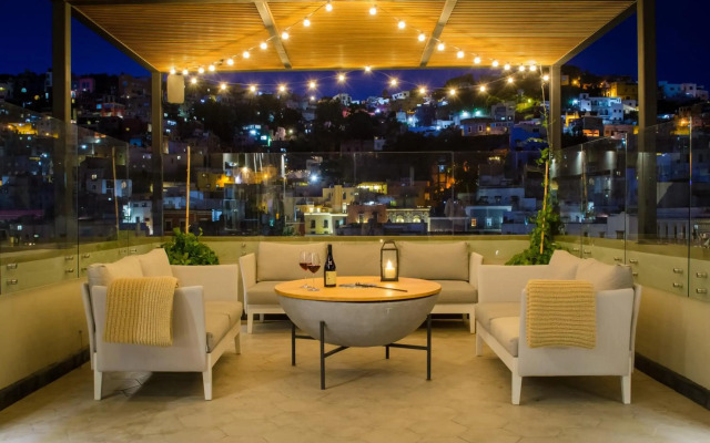 Antigua Trece Hotel Fusión