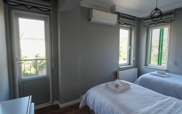 Yeşil Panjurlu Villa Otel