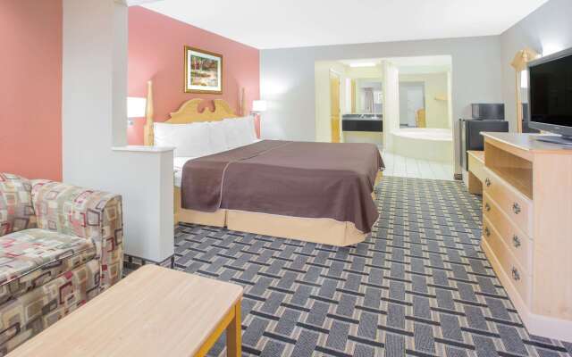 Days Inn & Suites by Wyndham Pine Bluff