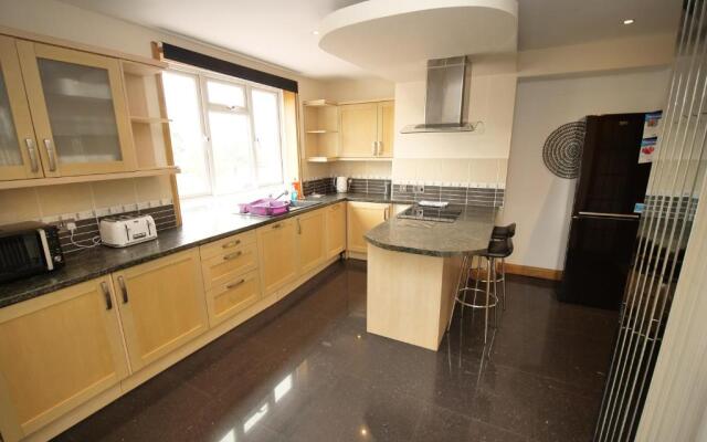 Town Centre Apartment Sleeps 9