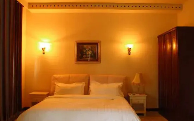 Seven Star Lake Desert Hotel