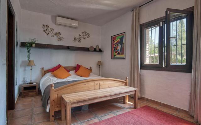 Luxury 4-bedroom villa, private pool and outhouse