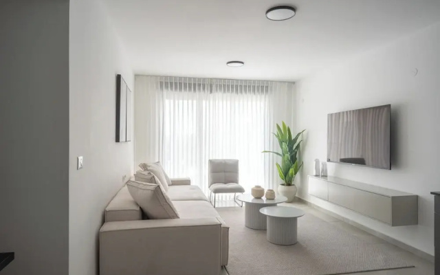 O&O - 2 BR Stylish & Modern Apartment