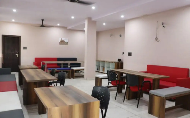 Goroomgo Pat Village Inn Indore