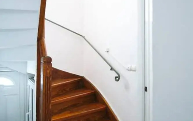 Spacious Central Apartment w h Free Parking Spaces