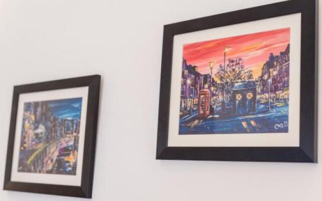 The Edmonstone's Close Residence