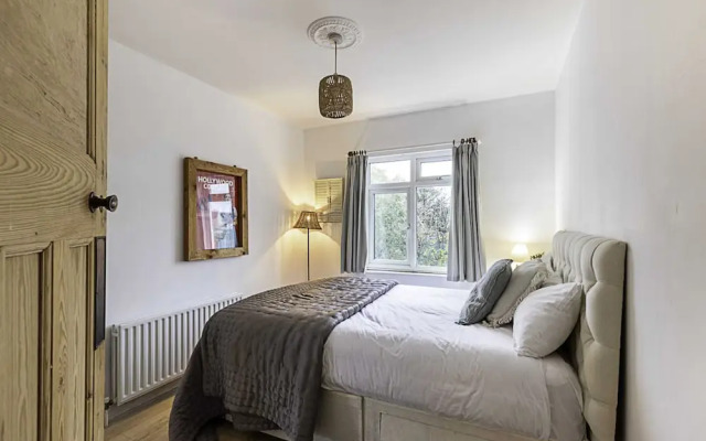 Gorgeous 4-bed Home With a Fireplace and Terrace