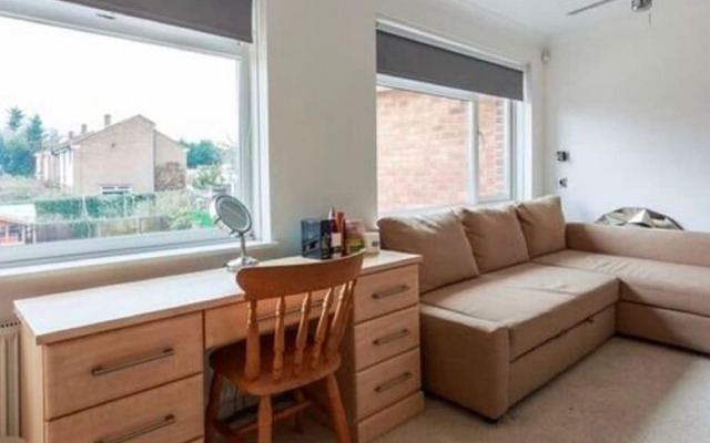 Plush Holiday Home in Slough Near Windsor Castle