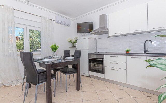 Beautiful Home in Brodarica With Wifi and 4 Bedrooms