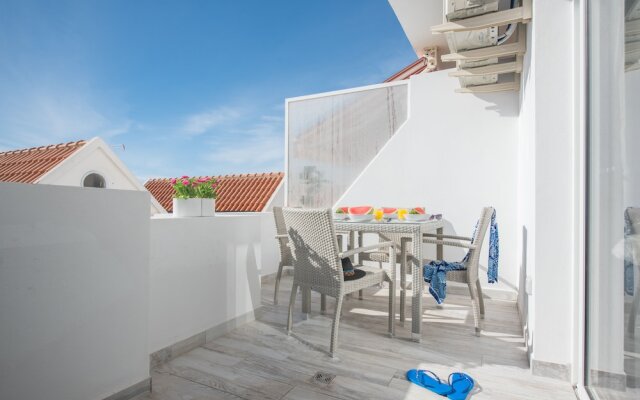 Tidy Apartment, Small Terrace and Air Conditioning