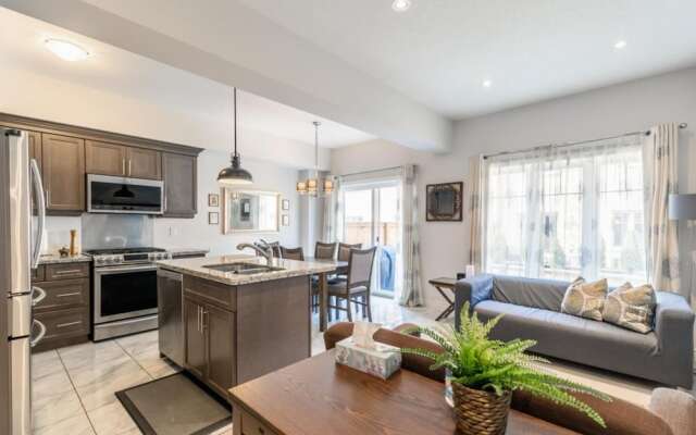 Modern Lakeshore 3BR 3BA TH Free Parking BBQ