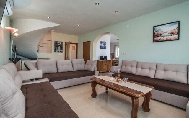 Nice Home in Sevid With 6 Bedrooms, Wifi and Outdoor Swimming Pool