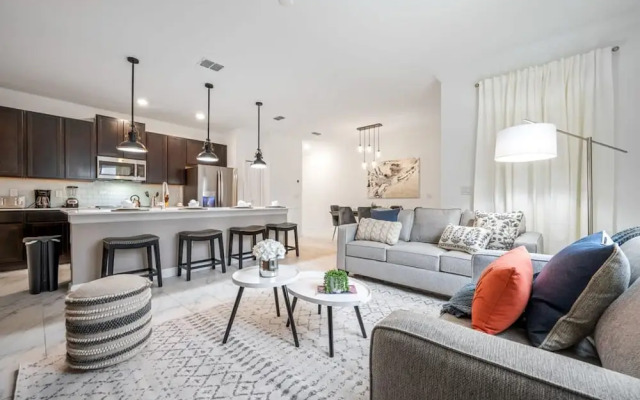 Stunning Themed Home Private Pool Ideal Location