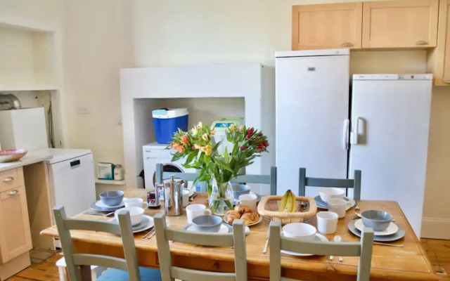 Bright, Spacious 4 Bedroom Apartment In the Old Town, Edinburgh