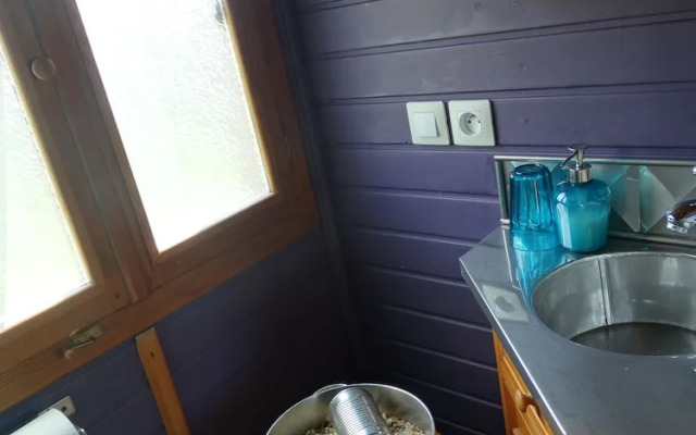 Une roulotte et des chevaux