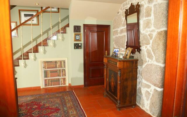 House with 5 Bedrooms in Pontevedra, with Enclosed Garden