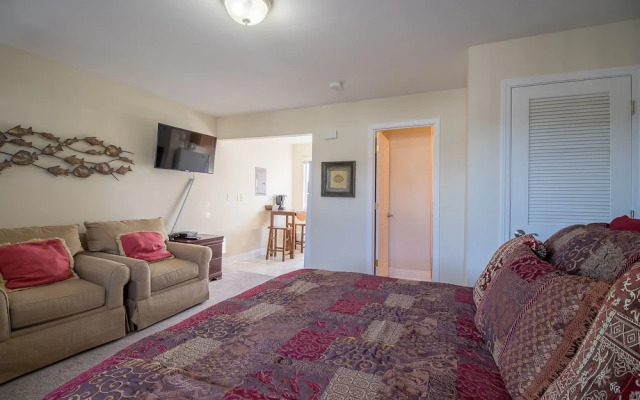 Oak Shores Studio 36