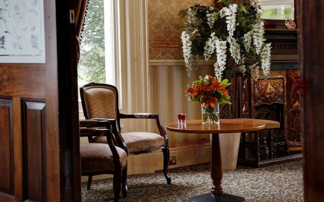 Отель Oaklands Hall