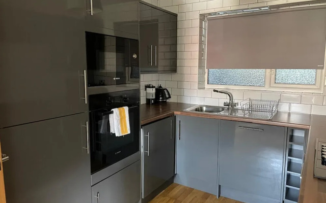 Hull Spacious Guest House-3