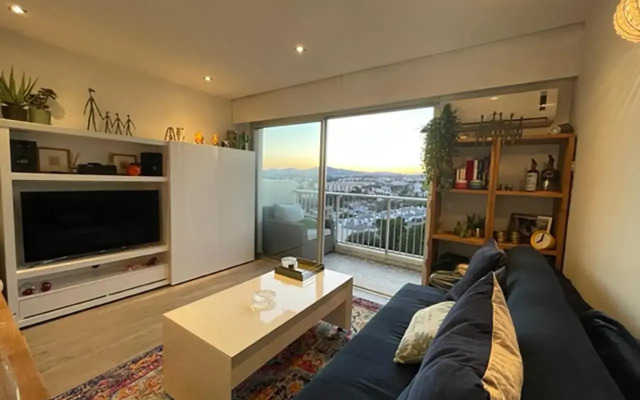 Studio terrasse dans résidence avec piscine