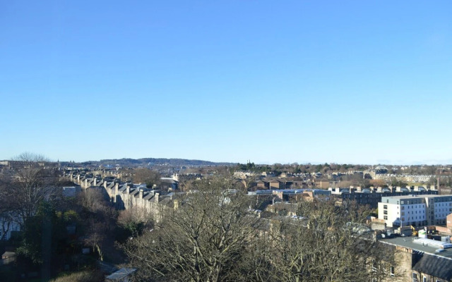 Traditional 3 Bedroom Apartment in Edinburgh's New Town
