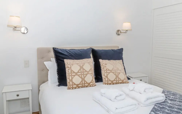Elegant 2BR Princes Wharf Apartment