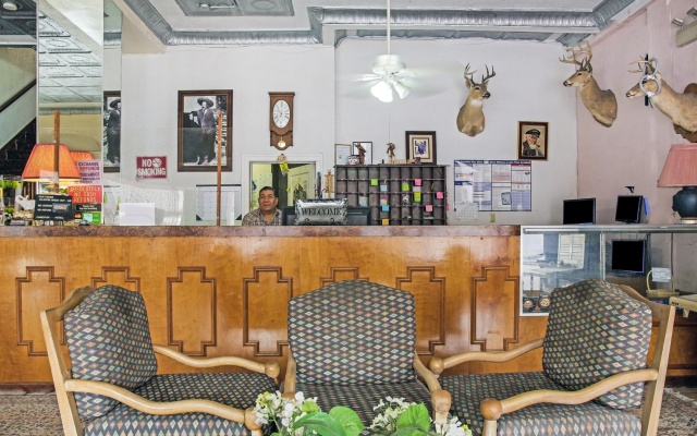 OYO Cameron Historic Hotel Brownsville I-69E
