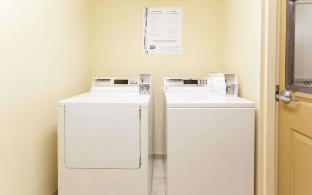 Days Inn & Suites Tucker/Northlake