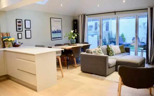 Modern 3 Bedroom Garden Flat in Tooting