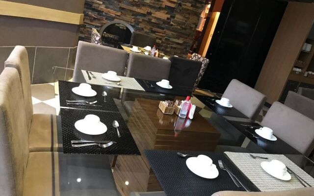Hotel Oeste Plaza