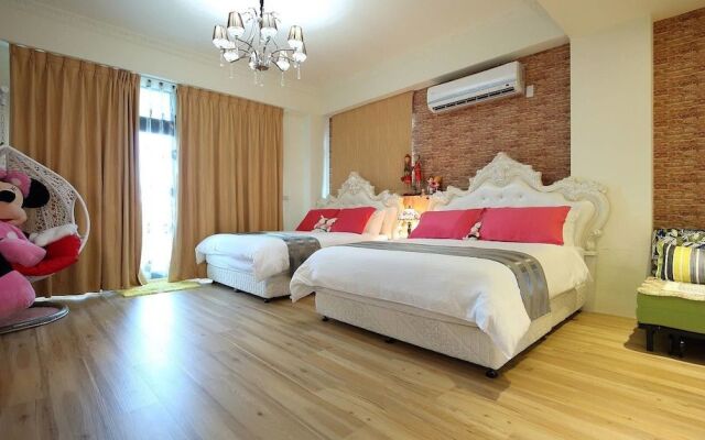 Textile Girl Romantic Homestay