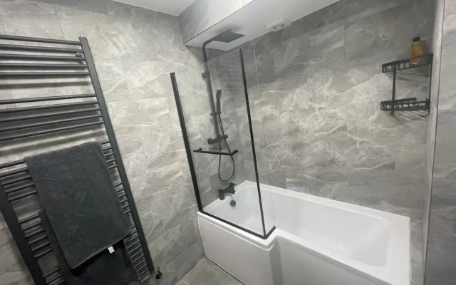 Inviting Apartment in Hayes With Garden & Parking