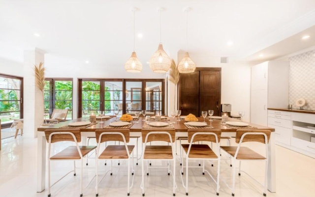 Villa Aurora - Private 6 BDR Villa in Seminyak, prime Location, Pool & Garden – Guest Rooms – Kuta