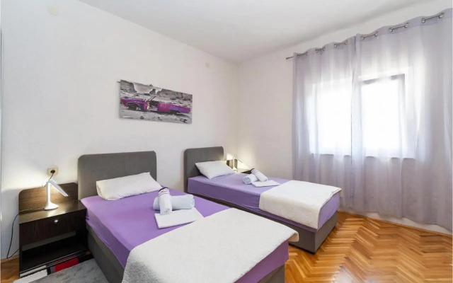 Three-Bedroom Apartment in Rovanjska