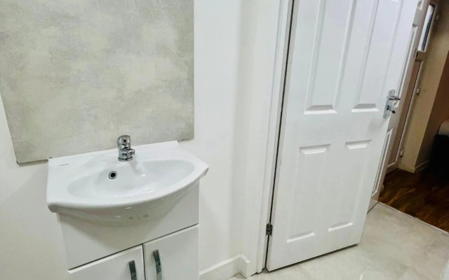 OYO The Bridge House Hotel