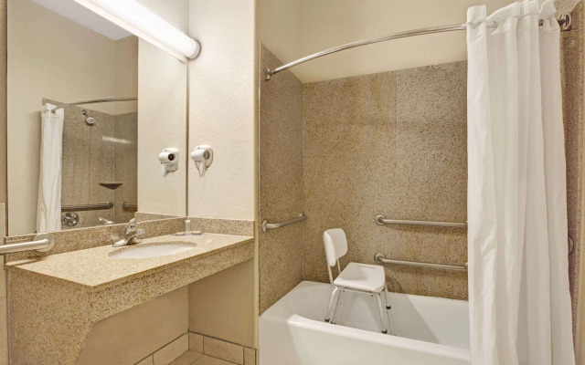 Super 8 by Wyndham IAH West/Greenspoint