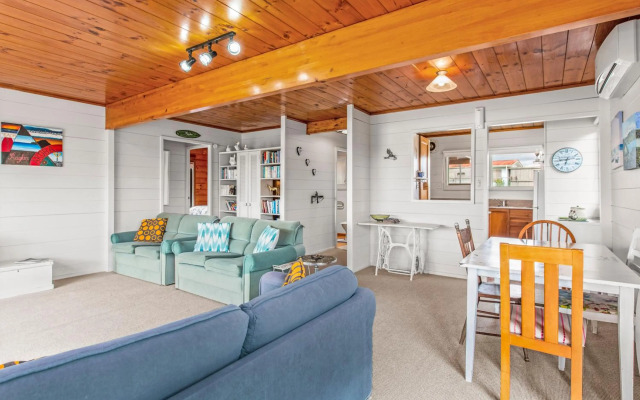 Bay Vista Views - Raglan Holiday Home