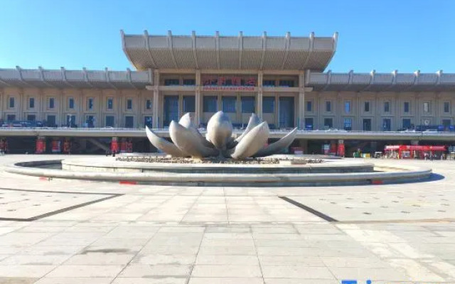 Vienna International Hotel Jinan West Railway Station East Square）