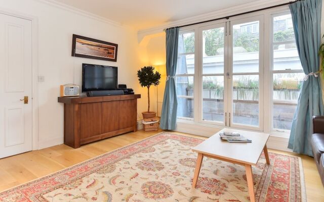 Charming Flat Near Earl's Court Station / 4 Guests